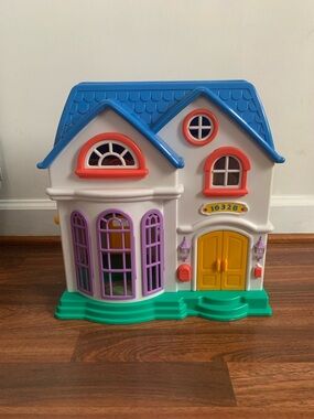 Keenway My Happy Family Fold-Out Dollhouse. Very Cute Toy Play Kids